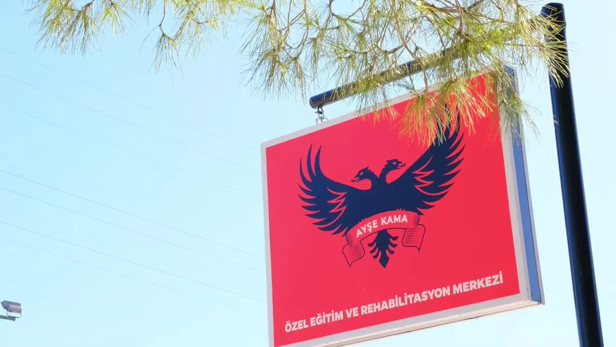 Bahçedeki ağaçların arasından merkez tabelamız